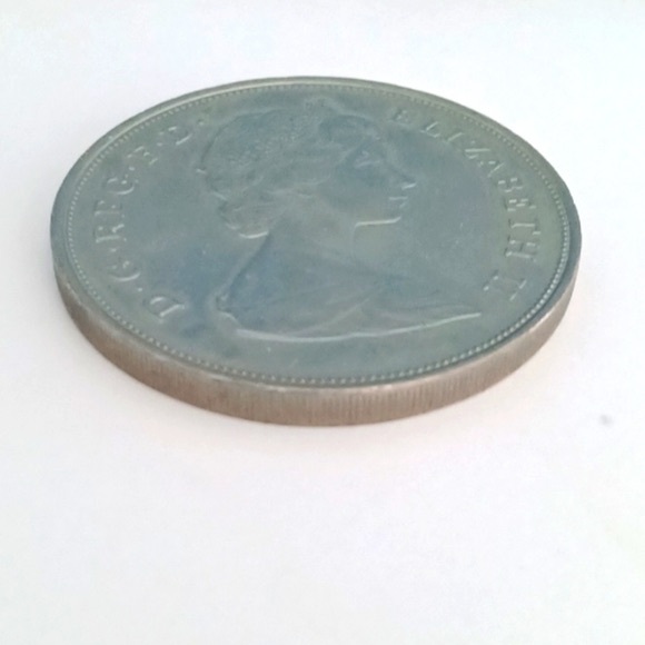 1981 Elizabeth II United Kingdom 25 New Pence Charles ampDianas Wedding Crown - Picture 4 of 4